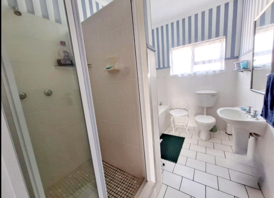 4 Bedroom Property for Sale in Boggomsbaai Western Cape